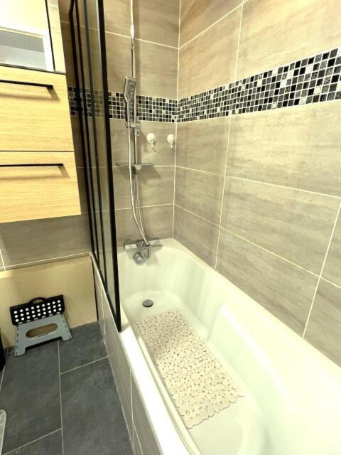Appartement Familial Pour 6 Adultes Et 5 Enfants A 10 Min De Disney Bailly-Romainvilliers Exterior foto